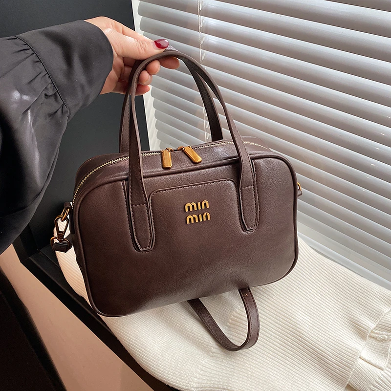 Luxury Lifestyle City - Elegant Women Luxury Leather Designer Fashion
